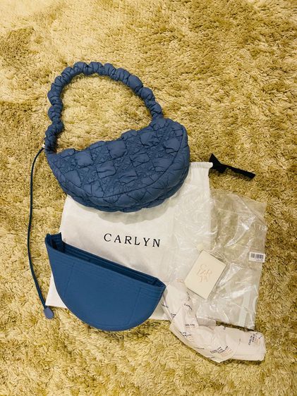 ผ้า หญิง Carlyn bag สีฟ้า สภาพใหม่เอี่ยม ใช้งานไป1ครั้งถ้วน อุปกรณ์ครบทุกอย่าง แถมที่จัดทรงกระเป๋าจากร้านดัง sorganize