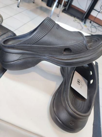 รองเท้า BALENCIAGA ​XCROCS​ SIZE40 สีดำ รูปที่ 4