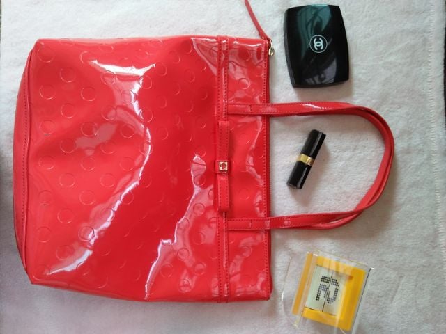 กระเป๋าสะพายไหล่หนังแก้วสีแดง Kate Spade