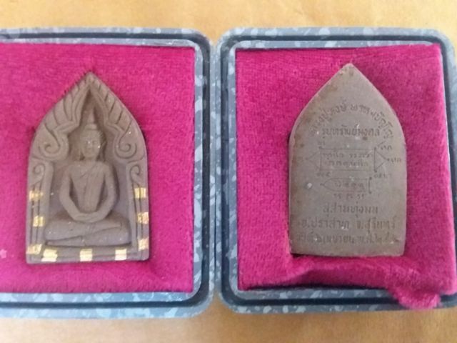 พระขุนแผนเนื้อผงผสมเนื้อไม้กลายเป็นหิน ฝังตะกรุดทองคำแท้9ดอกทุกดอกตอกโค๊ต ล.ป.หงษ์ สุสานทุ่งมน ปี2543 รุ่นทรัพย์มงคล ปลุกเสก3พิธีใหญ่ ประจุพระคาถาและธาตุทั้ง4ดิน น้ำ ลมไฟ  จำนวนสร้าง500องค์