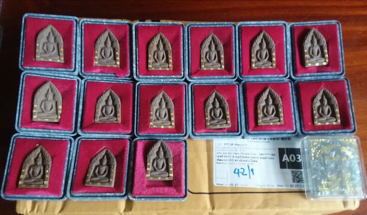 พระขุนแผนเนื้อผงผสมเนื้อไม้กลายเป็นหิน ฝังตะกรุดทองคำแท้9ดอกทุกดอกตอกโค๊ต ล.ป.หงษ์ สุสานทุ่งมน ปี2543 รุ่นทรัพย์มงคล ปลุกเสก3พิธีใหญ่ ประจุพระคาถาและธาตุทั้ง4ดิน น้ำ ลมไฟ  จำนวนสร้าง500องค์ รูปที่ 4