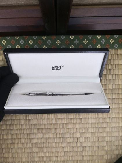 ปากกา​ montblanc(ไม่แท้)​ แกะสลัก​หลายสวยเงางาม​ พร้อมกล่อง