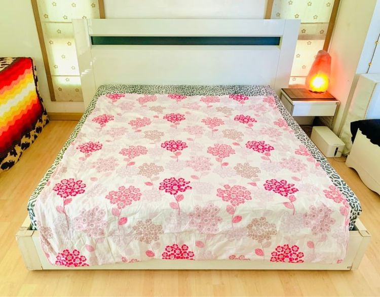 ผ้าห่ม ขนาด 5.5ฟุต สีขาวครีมลายดอกสีชมพู ยี่ห้อ EDEN HOUSE มือสองขายตามสภาพ สินค้าญี่ปุ่น-เกาหลีแท้