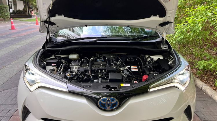Toyota C-HR 2019 1.8 Hybrid Hi Sedan ไฮบริด ไม่ติดแก๊ส เกียร์อัตโนมัติ ขาว รูปที่ 2
