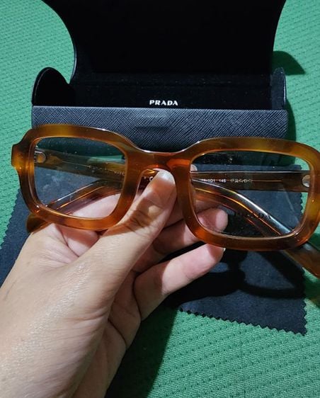 แว่นตา prada ซื้อมายังไม่เคยใช้ ยังไม่มีเวลาไปเปลี่ยนเลนส์สายตาค่ะ 