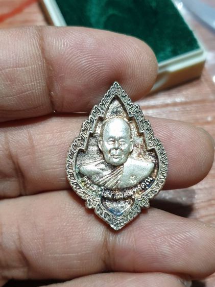 เหรียญหล่อหลวงพ่อ พุฒ รุ่น 80 ปี วัดพวงมาลัย เนื้อเงิน สมุทรสงคราม สภาพสวยแชมป์ รูปที่ 6