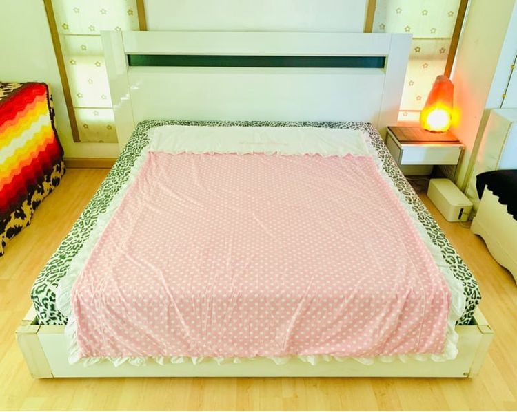 ผ้าห่ม หรือปลอกผ้านวม ขนาด 5-5.5ฟุต สีชมพูลายจุดมีระบาย ด้านบนปักลายแบรนด์ Dream House มือสองขายตามสภาพ สินค้าญี่ปุ่น-เกาหลีแท้