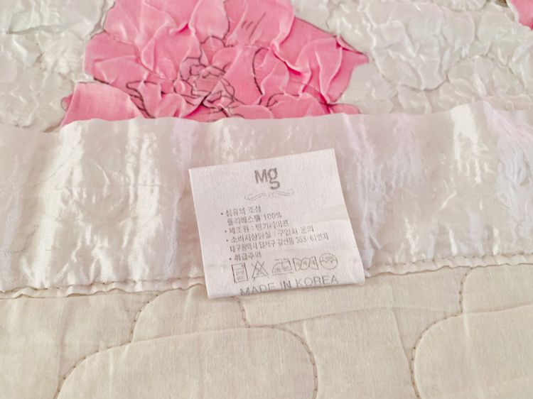 ผ้าห่ม ขนาด 5-5.5ฟุต ผ้าต่วนสีขาวลายดอกกุหลาบ ด้านบนมีระบายปักลายแบรนด์ Berarose Myung Ga Life ยี่ห้อ Myung Ga Life มือสองขายตามสภาพ  รูปที่ 11
