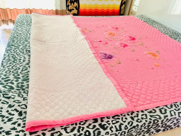 ผ้าห่ม หรือผ้าคลุมเตียง ขนาด 5.5ฟุต ผ้าชีฟองสีชมพูลายดอกหลากสี มือสองสภาพดี สินค้าญี่ปุ่น-เกาหลีแท้ รูปที่ 10