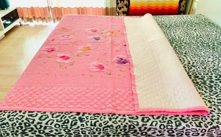 ผ้าห่ม หรือผ้าคลุมเตียง ขนาด 5.5ฟุต ผ้าชีฟองสีชมพูลายดอกหลากสี มือสองสภาพดี สินค้าญี่ปุ่น-เกาหลีแท้ รูปที่ 11
