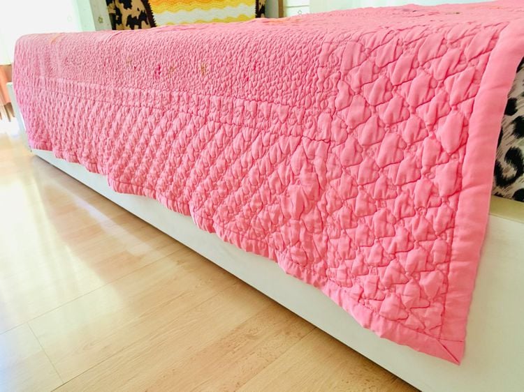 ผ้าห่ม หรือผ้าคลุมเตียง ขนาด 5.5ฟุต ผ้าชีฟองสีชมพูลายดอกหลากสี มือสองสภาพดี สินค้าญี่ปุ่น-เกาหลีแท้ รูปที่ 4
