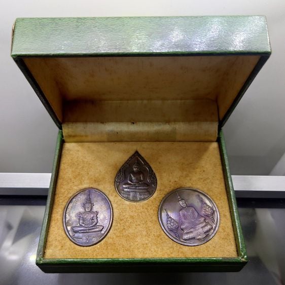 เหรียญพระแก้วมรกต ภปร รุ่นแรก ชุด 3 ฤดู เนื้อทองแดงรมดำ ฉลองกรุงรัตนโกสินทร์ 200 ปี พ.ศ.2525 พร้อมกล่อง