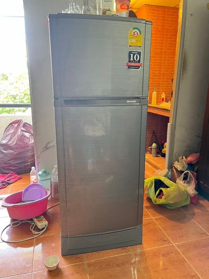 Sharp ตู้เย็น 2 ประตู ขายตู้เย็น5.9คิว อยู่ลาดพร้าว130 จะย้ายหอ มีชำรุดตามภาพชั้นแตก