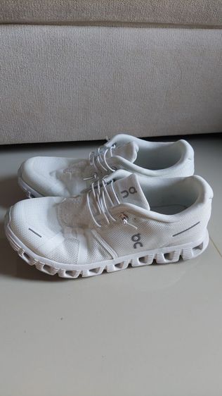 รองเท้าผ้าใบ on cloud สีขาว ไซส์ 38