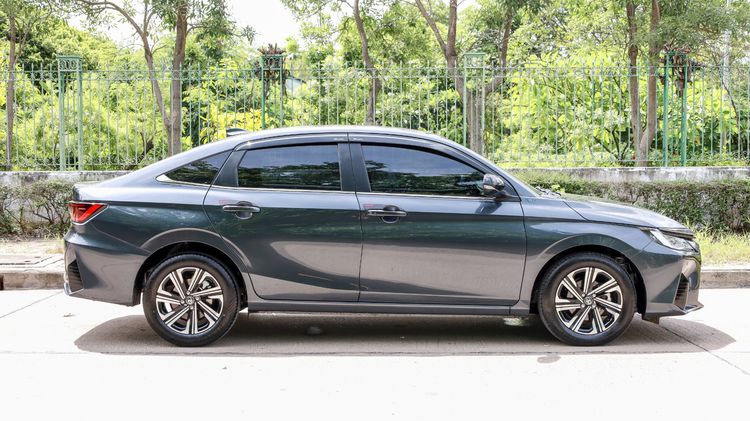 Toyota Yaris ATIV 2023 1.2 Premium Luxury Sedan เบนซิน ไม่ติดแก๊ส เกียร์อัตโนมัติ เทา รูปที่ 4