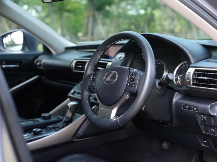Lexus IS300h 2013 2.5 Premium Sedan ไฮบริด ไม่ติดแก๊ส เกียร์อัตโนมัติ เทา รูปที่ 4
