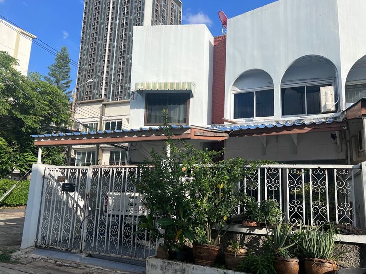ขายบ้าน 2 ชั้น ติดแยกรัชดา-ลาดพร้าว ติดรถไฟฟ้าMRT สายสีน้ำเงินและสายสีเหลือง ซอยลาดพร้าว21 2-storey house for sale next to MRT  Lat Phrao 21 รูปที่ 2
