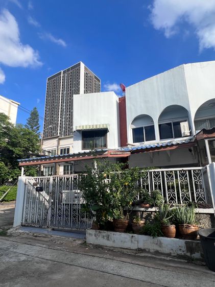 ขายบ้าน 2 ชั้น ติดแยกรัชดา-ลาดพร้าว ติดรถไฟฟ้าMRT สายสีน้ำเงินและสายสีเหลือง ซอยลาดพร้าว21 2-storey house for sale next to MRT  Lat Phrao 21 รูปที่ 1