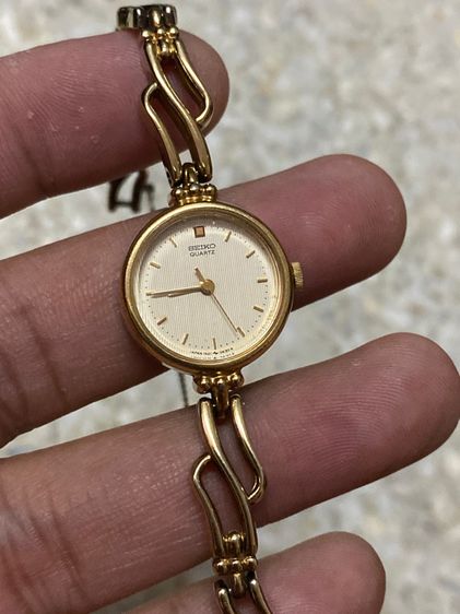 นาฬิกายี่ห้อ SEIKO  ควอทซ์ ของแท้มือสอง ทองสวยหนา สายยาวประมาณ 6 นิ้วครึ่ง  750฿