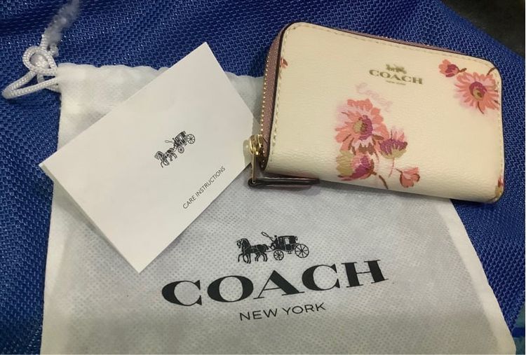ขาว Ladies Wallet Coach Wallet Coin Purse Case Floral Pattern Round Zip สภาพมือสองเหมือนใหม่ ใช้งานครั้งเดียว 