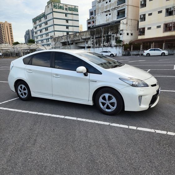 Toyota Prius 2013 1.8 Hybrid Top Option Grade Sedan ไฮบริด ไม่ติดแก๊ส เกียร์อัตโนมัติ ขาว รูปที่ 2