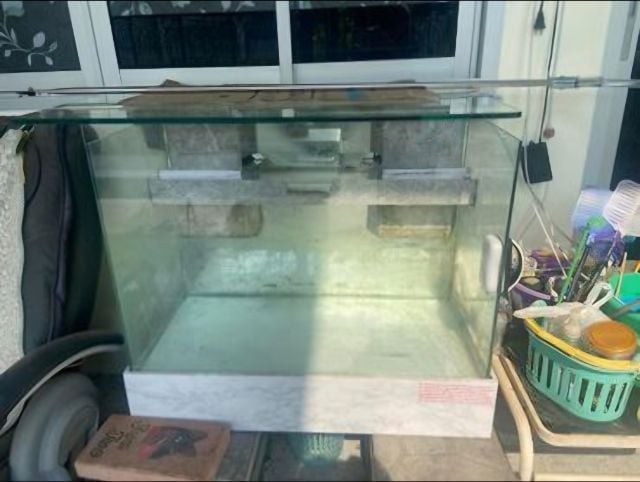 อุปกรณ์ตู้ปลา ขออนุญาตขายตู้ปลาค่ะ เลิกเลี้ยงค่ะ
🔺ตู้ปลามีระบบกรองในตัว 
🔺ไว้ในบ้านไม่ต้องเปลี่ยนน้ำค่ะ มาพร้อมฐาน
กว้าง 84 cm
สูง 76 cm 
กระจกหนา 6 มิล