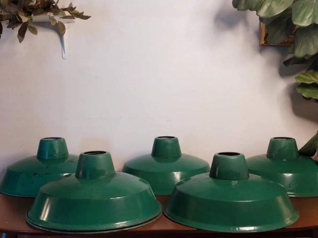 Original Industrial Green Vintige Enamel ปี คศ. 1940 โคมไฟ อุตสหกรรม สีเขียว 
ออสเตอเลีย เหล็กหนา มีน้ำหนัก
ขนาดใหญ่ ใช้ตกแต่งสวยมากครับ