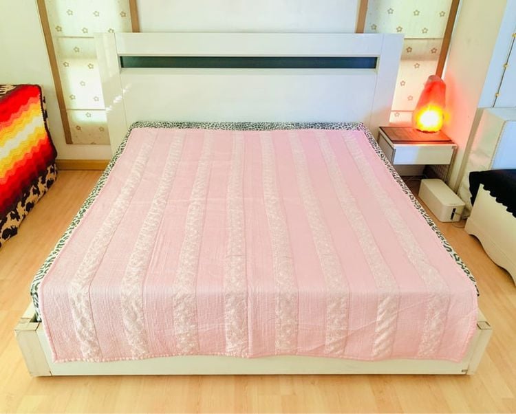 ผ้าห่ม หรือผ้าคลุมเตียง ขนาด 5.5-6ฟุต ผ้าแพรสีชมพูเย็บลายลอนปักลายดอกกุหลาบ มือสองสภาพดี สินค้าญี่ปุ่น-เกาหลีแท้
