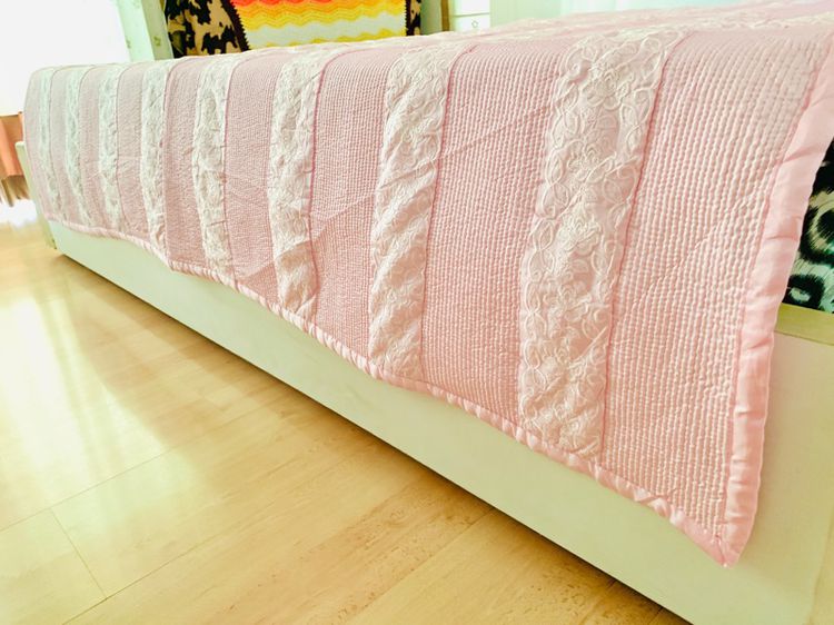 ผ้าห่ม หรือผ้าคลุมเตียง ขนาด 5.5-6ฟุต ผ้าแพรสีชมพูเย็บลายลอนปักลายดอกกุหลาบ มือสองสภาพดี สินค้าญี่ปุ่น-เกาหลีแท้ รูปที่ 4