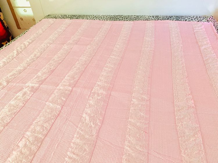 ผ้าห่ม หรือผ้าคลุมเตียง ขนาด 5.5-6ฟุต ผ้าแพรสีชมพูเย็บลายลอนปักลายดอกกุหลาบ มือสองสภาพดี สินค้าญี่ปุ่น-เกาหลีแท้ รูปที่ 2