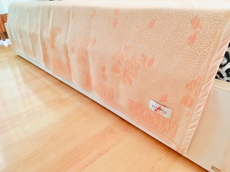 ผ้าห่ม หรือผ้าคลุมเตียง ขนาด 5.5-6ฟุต งานผ้าทอลายสีน้ำตาลลายดอก ยี่ห้อ BEKIN TEX GOLD (สภาพใหม่) มือสองสภาพดี สินค้าญี่ปุ่น-เกาหลีแท้ รูปที่ 6