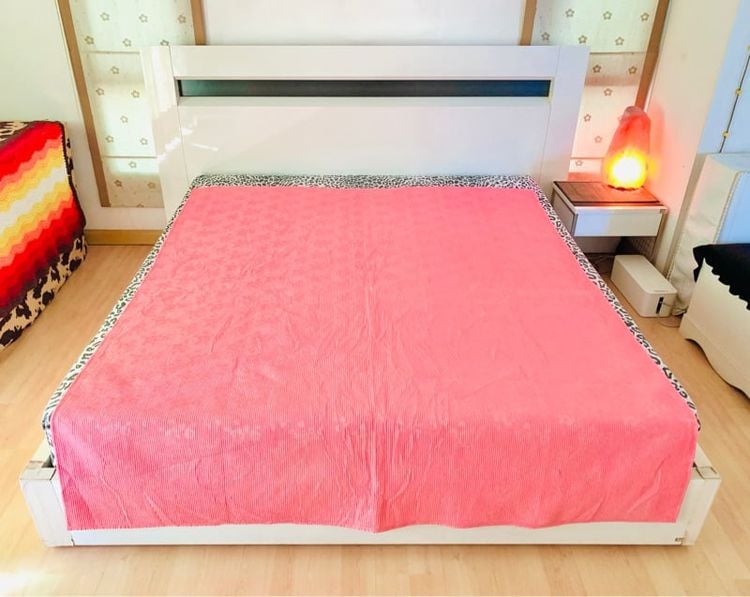 ผ้าปูรองนอน หรือผ้าคลุมเตียง (แบบบาง) ขนาด 5.5-6ฟุต ผ้าแพรสีชมพูทอลายดอกวินเทจ (สภาพใหม่) มือสองขายตามสภาพ สินค้าญี่ปุ่น-เกาหลีแท้