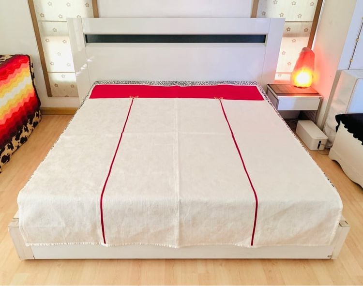 ผ้าปูรองนอน หรือผ้าคลุมเตียง (แบบบาง) ขนาด 5.5-6ฟุต ผ้าแพรสีขาวครีมทอลายดอก ด้านบนสีแดงเข้มปักลายผีเสื้อ (ใหม่) มือสองขายตามสภาพ