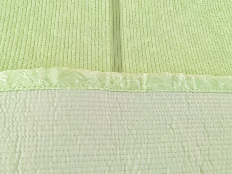 ผ้าปูรองนอน หรือผ้าคลุมเตียง (แบบบาง) ขนาด 6ฟุต ผ้าแพรสีเขียวทูโทนทอลายดอกกุหลาบ ด้านบนสีเขียวเข้มปักลายผีเสื้อ (ใหม่)  รูปที่ 8
