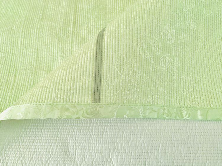 ผ้าปูรองนอน หรือผ้าคลุมเตียง (แบบบาง) ขนาด 6ฟุต ผ้าแพรสีเขียวทูโทนทอลายดอกกุหลาบ ด้านบนสีเขียวเข้มปักลายผีเสื้อ (ใหม่)  รูปที่ 9