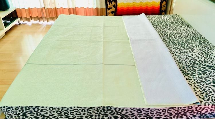 ผ้าปูรองนอน หรือผ้าคลุมเตียง (แบบบาง) ขนาด 6ฟุต ผ้าแพรสีเขียวทูโทนทอลายดอกกุหลาบ ด้านบนสีเขียวเข้มปักลายผีเสื้อ (ใหม่)  รูปที่ 14