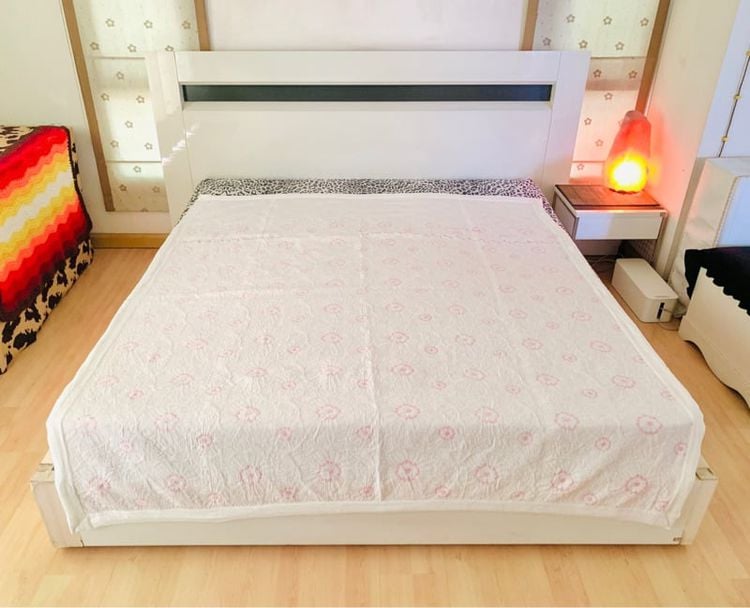 ผ้าห่ม หรือผ้าคลุมเตียง ขนาด 6ฟุต ผ้าชีฟองสีขาวปักลายดอกวินเทจสีชมพู ด้านบนปักลายแบรนด์ JAMION HOUSE ยี่ห้อ JAMION HOUSE (สภาพใหม่) 