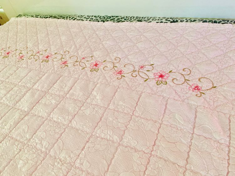 ผ้าห่ม หรือผ้าคลุมเตียง ขนาด 6ฟุต สีชมพูลายดอกด้านบนปักลายดอกวินเทจ (สภาพใหม่) มือสองสภาพดี สินค้าญี่ปุ่น-เกาหลีแท้ รูปที่ 2