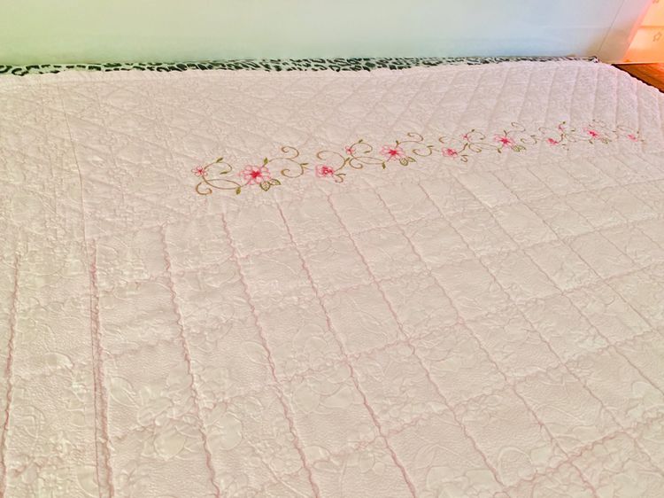 ผ้าห่ม หรือผ้าคลุมเตียง ขนาด 6ฟุต สีชมพูลายดอกด้านบนปักลายดอกวินเทจ (สภาพใหม่) มือสองสภาพดี สินค้าญี่ปุ่น-เกาหลีแท้ รูปที่ 4