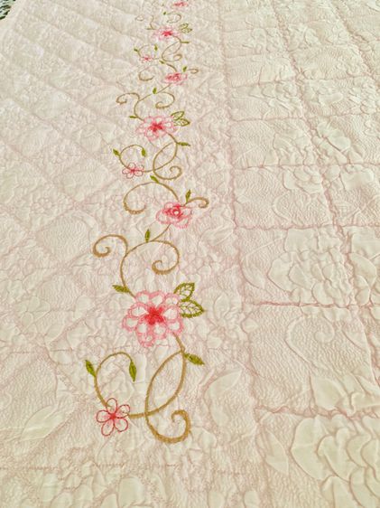 ผ้าห่ม หรือผ้าคลุมเตียง ขนาด 6ฟุต สีชมพูลายดอกด้านบนปักลายดอกวินเทจ (สภาพใหม่) มือสองสภาพดี สินค้าญี่ปุ่น-เกาหลีแท้ รูปที่ 5