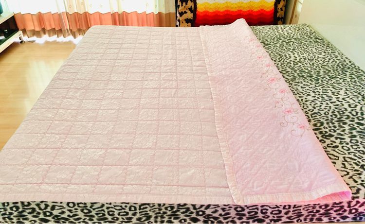 ผ้าห่ม หรือผ้าคลุมเตียง ขนาด 6ฟุต สีชมพูลายดอกด้านบนปักลายดอกวินเทจ (สภาพใหม่) มือสองสภาพดี สินค้าญี่ปุ่น-เกาหลีแท้ รูปที่ 15