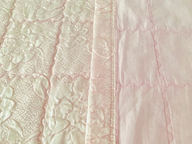 ผ้าห่ม หรือผ้าคลุมเตียง ขนาด 6ฟุต สีชมพูลายดอกด้านบนปักลายดอกวินเทจ (สภาพใหม่) มือสองสภาพดี สินค้าญี่ปุ่น-เกาหลีแท้ รูปที่ 9