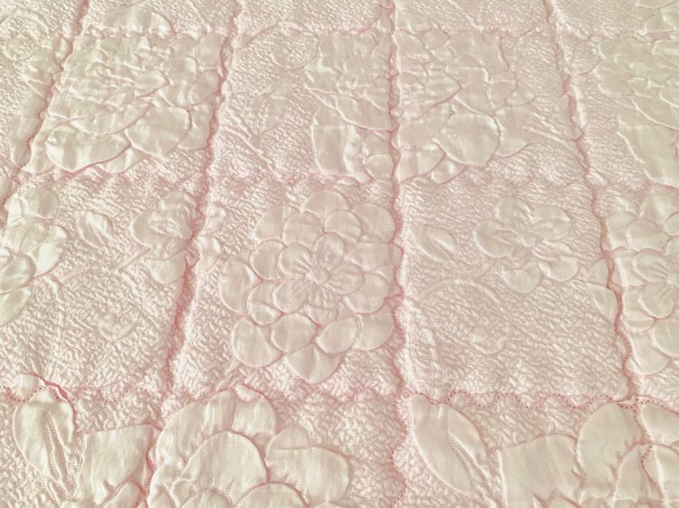 ผ้าห่ม หรือผ้าคลุมเตียง ขนาด 6ฟุต สีชมพูลายดอกด้านบนปักลายดอกวินเทจ (สภาพใหม่) มือสองสภาพดี สินค้าญี่ปุ่น-เกาหลีแท้ รูปที่ 6