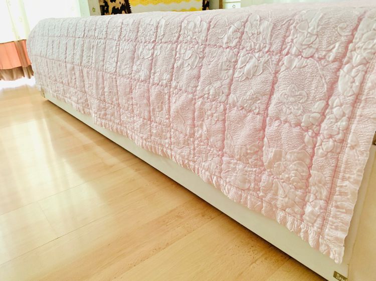ผ้าห่ม หรือผ้าคลุมเตียง ขนาด 6ฟุต สีชมพูลายดอกด้านบนปักลายดอกวินเทจ (สภาพใหม่) มือสองสภาพดี สินค้าญี่ปุ่น-เกาหลีแท้ รูปที่ 8