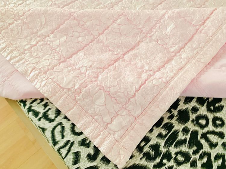 ผ้าห่ม หรือผ้าคลุมเตียง ขนาด 6ฟุต สีชมพูลายดอกด้านบนปักลายดอกวินเทจ (สภาพใหม่) มือสองสภาพดี สินค้าญี่ปุ่น-เกาหลีแท้ รูปที่ 13