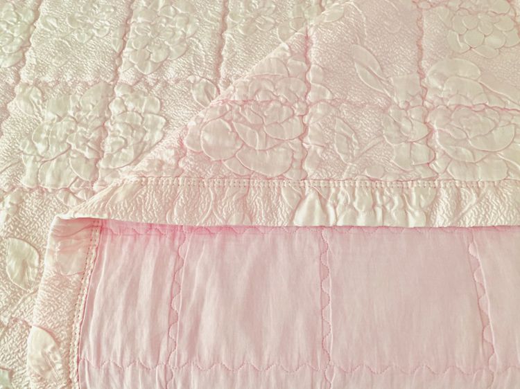 ผ้าห่ม หรือผ้าคลุมเตียง ขนาด 6ฟุต สีชมพูลายดอกด้านบนปักลายดอกวินเทจ (สภาพใหม่) มือสองสภาพดี สินค้าญี่ปุ่น-เกาหลีแท้ รูปที่ 10