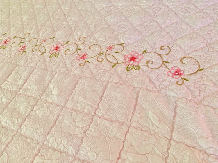 ผ้าห่ม หรือผ้าคลุมเตียง ขนาด 6ฟุต สีชมพูลายดอกด้านบนปักลายดอกวินเทจ (สภาพใหม่) มือสองสภาพดี สินค้าญี่ปุ่น-เกาหลีแท้ รูปที่ 3