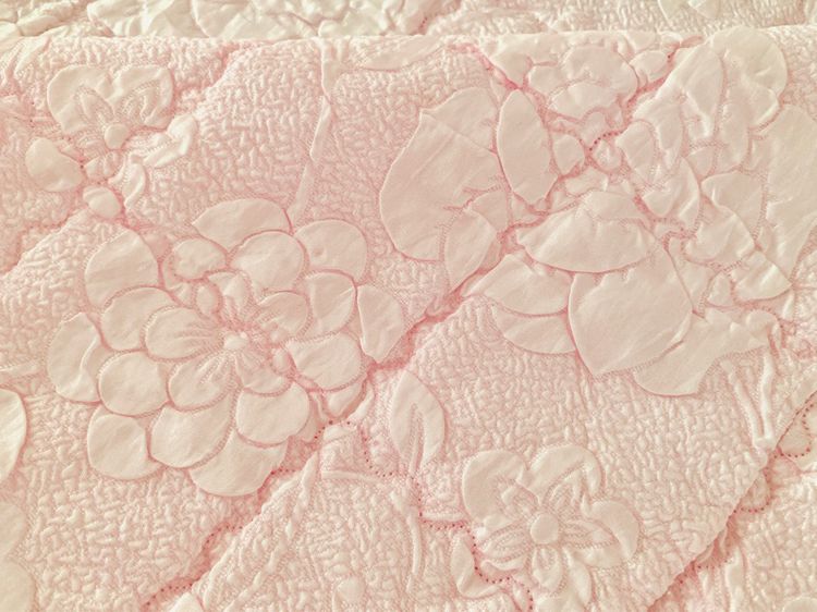 ผ้าห่ม หรือผ้าคลุมเตียง ขนาด 6ฟุต สีชมพูลายดอกด้านบนปักลายดอกวินเทจ (สภาพใหม่) มือสองสภาพดี สินค้าญี่ปุ่น-เกาหลีแท้ รูปที่ 11