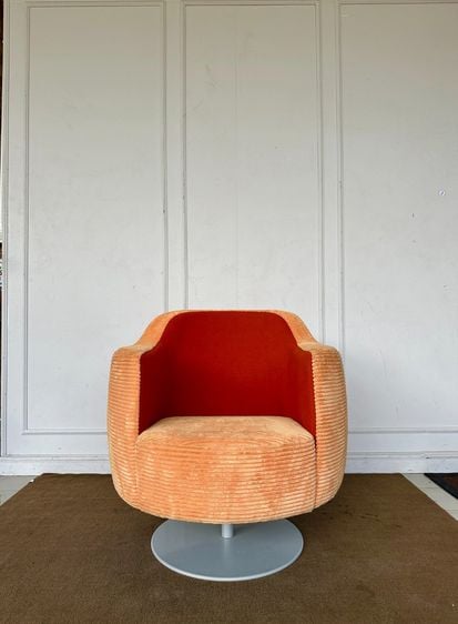 เก้าอี้นวม/เก้าอี้มีที่เท้าแขน เก้าอี้อาร์มแชร์ แบรนด์ Modernform เบาะผ้ากำมะหยี่สีส้ม