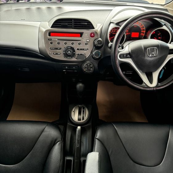Honda Jazz 2013 1.5 SV i-VTEC Sedan เบนซิน ไม่ติดแก๊ส เกียร์อัตโนมัติ ขาว รูปที่ 2